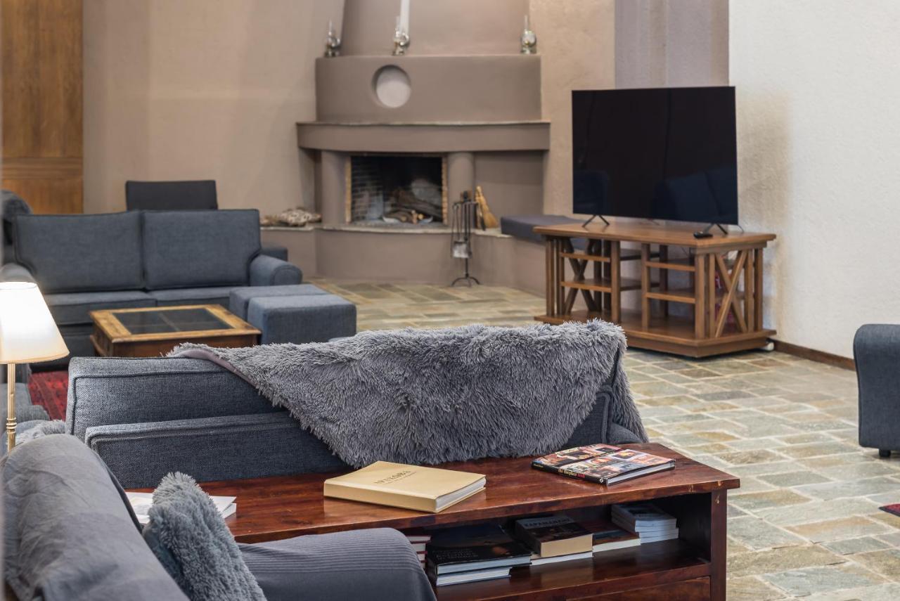 Arahova Inn Hotel Экстерьер фото